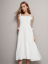 Trägerkleid mit eckigem Kragen und freiem Rücken